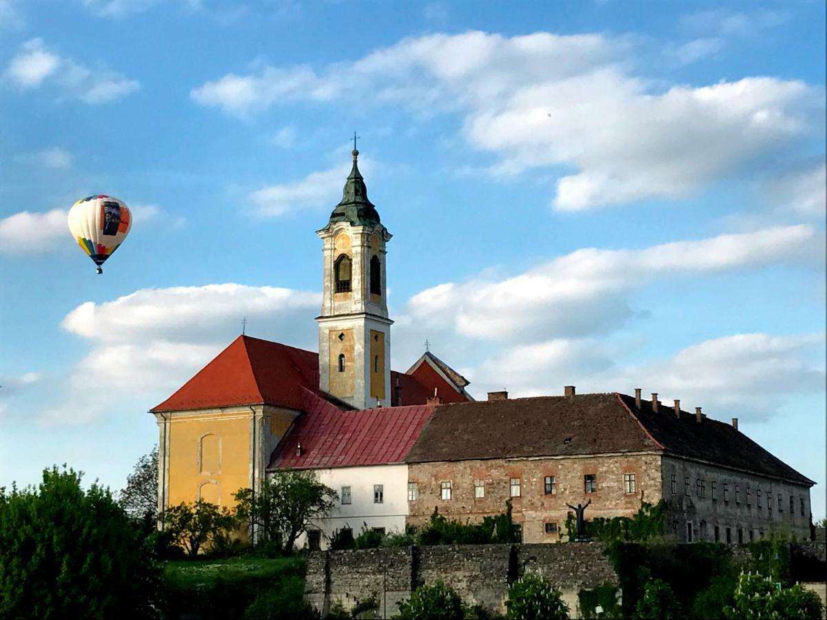 VATUS Apartmanház Vác Exterior foto